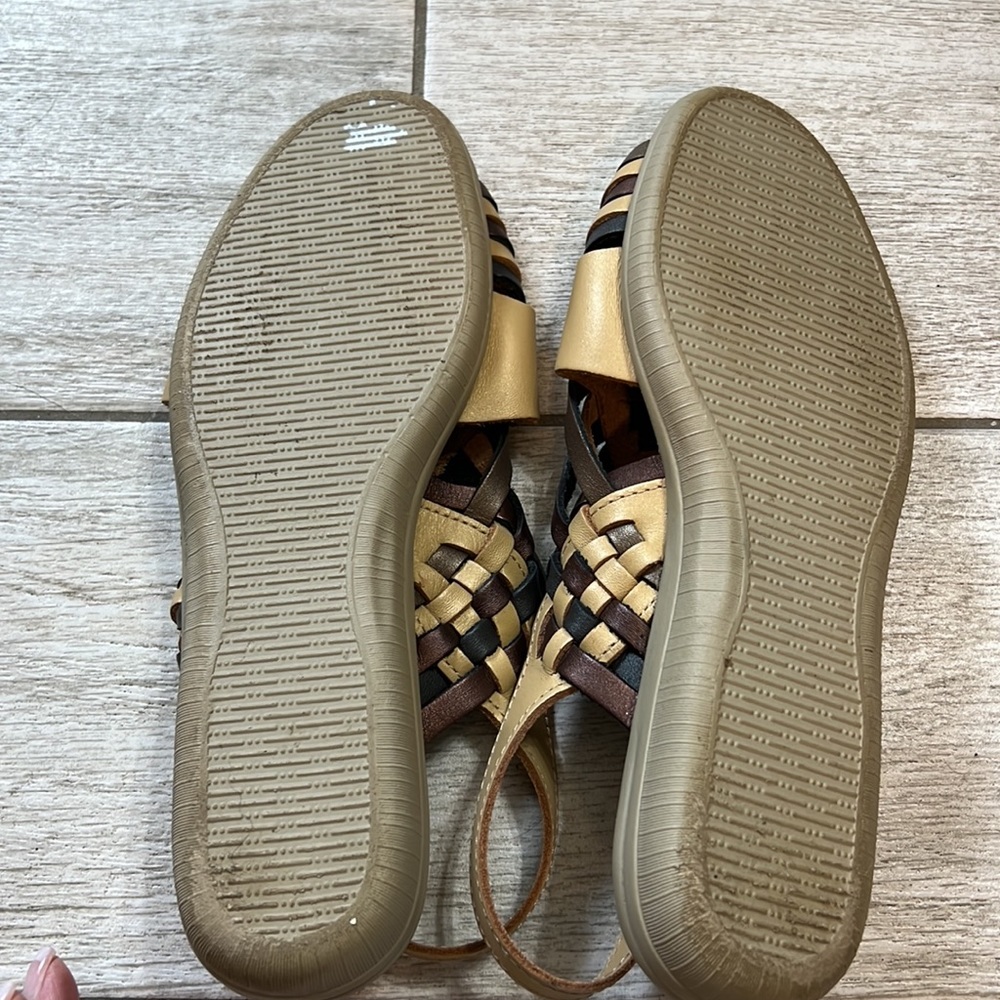 Softspots Aztec Pattern Sandals-7.5M - Picture 6 of 9